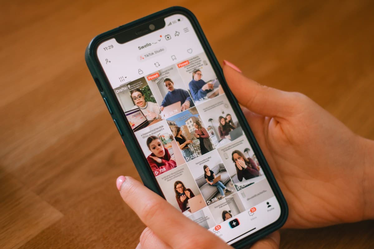 Un clippeur parcourt ses vidéos publiées sur TikTok