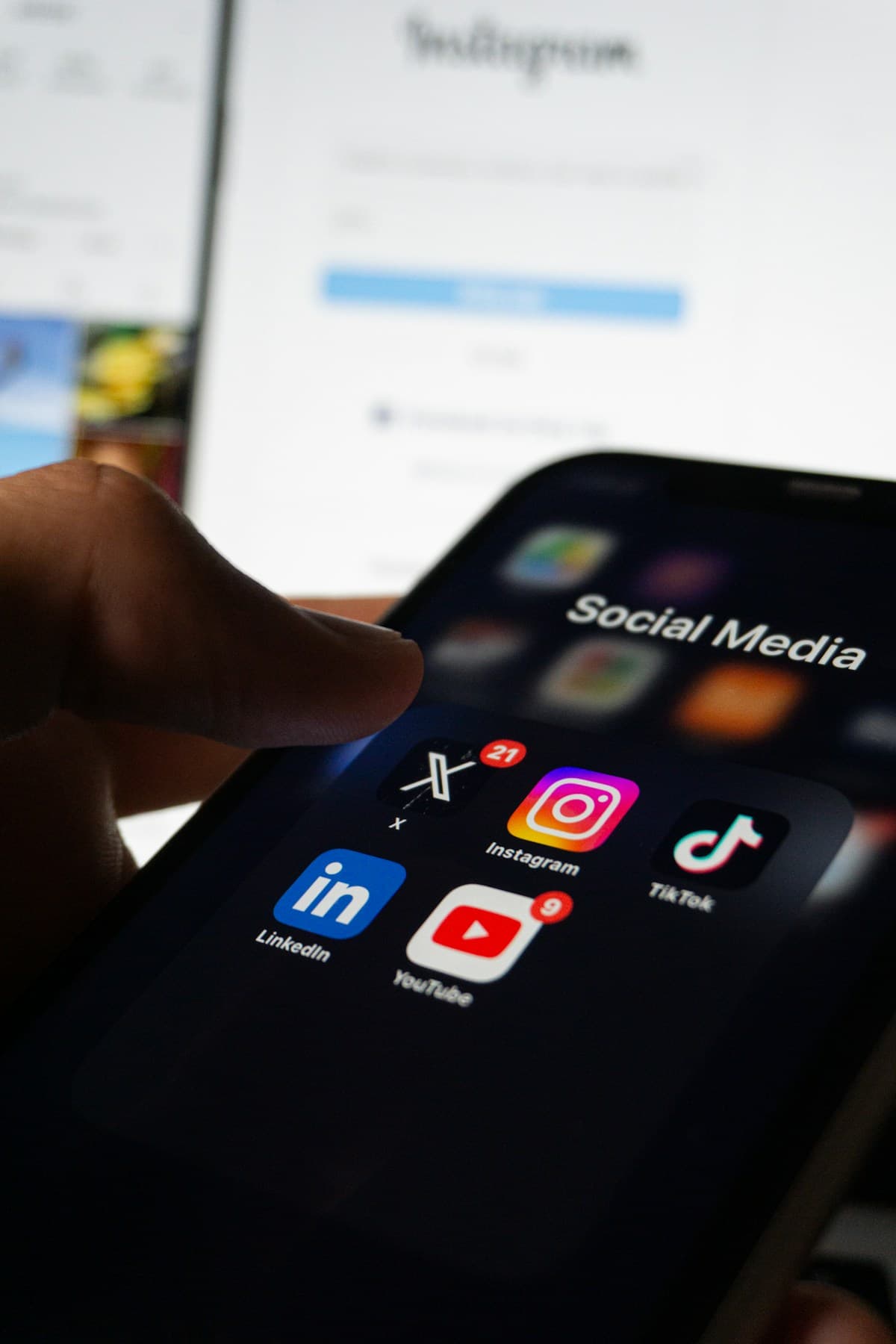 Applications X, Instagram, TikTok et YouTube sur un smartphone