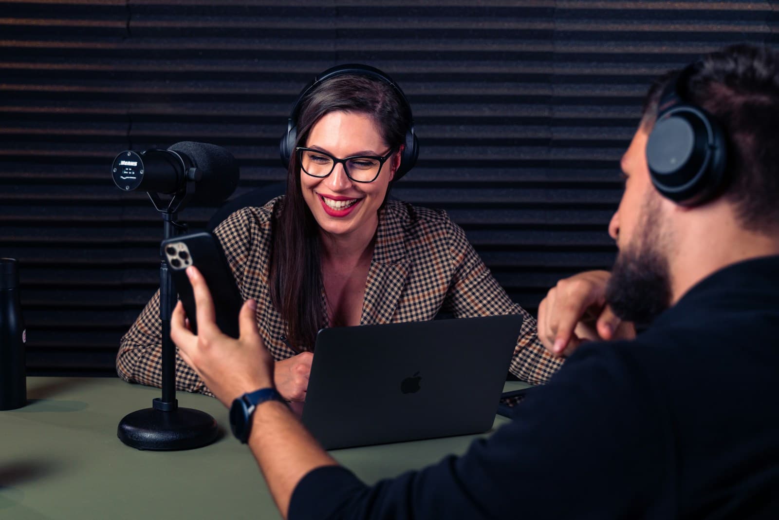 Deux animateurs enregistrent un podcast vidéo en studio