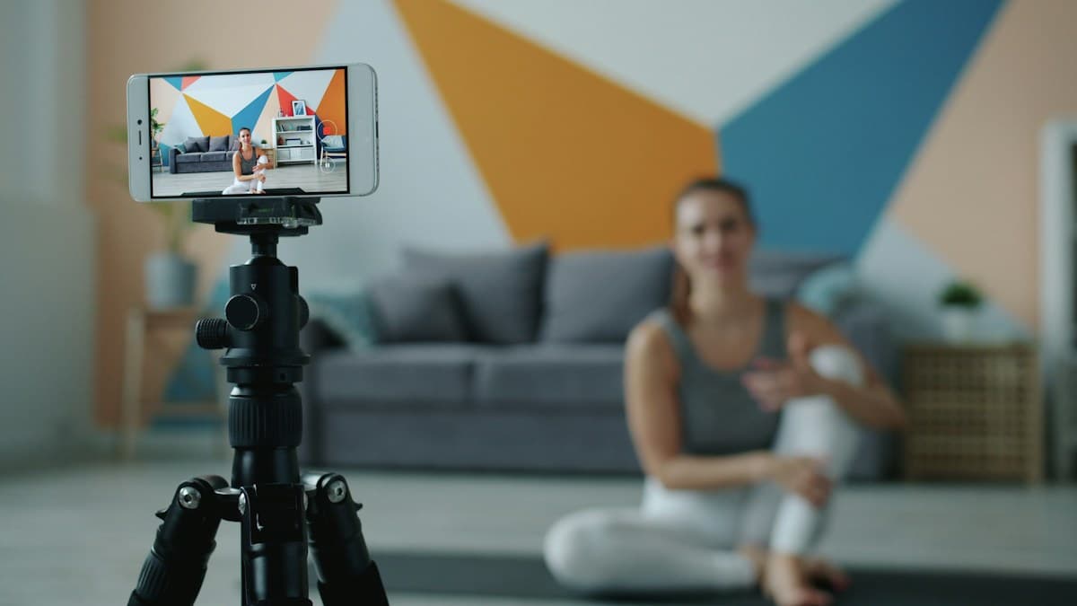 Une créatrice se filme avec un smartphone posé sur un trépied